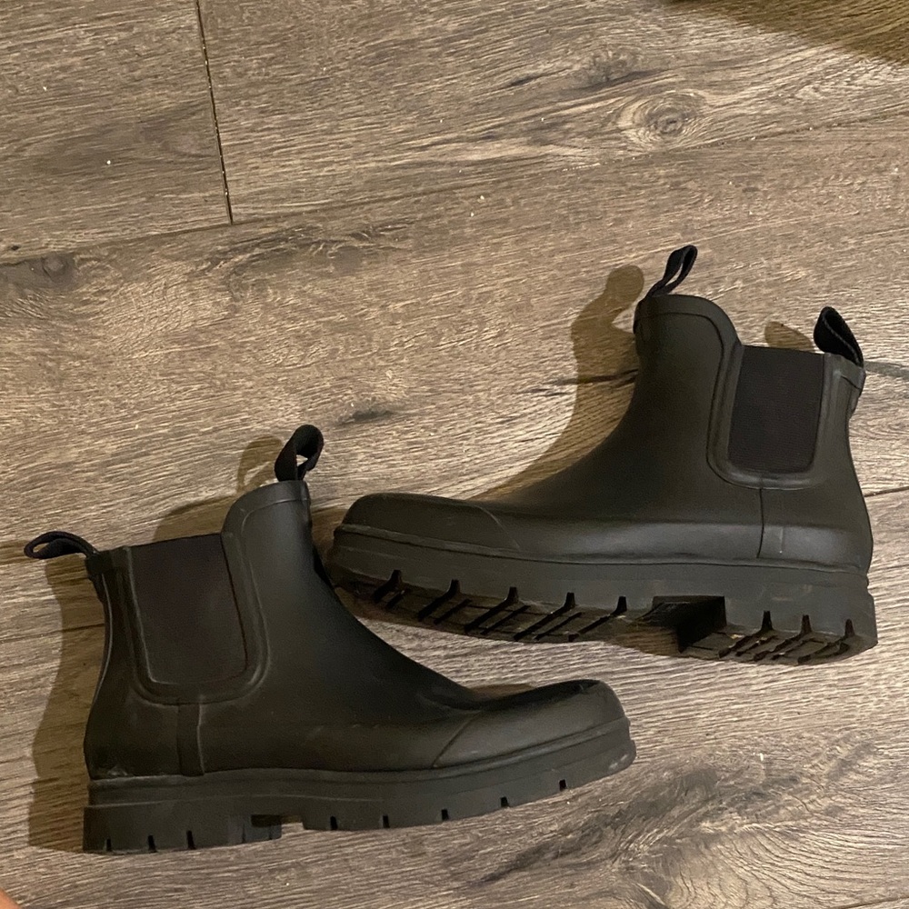 Everlane Women's Black Chelsea Lug-Soled Booties
